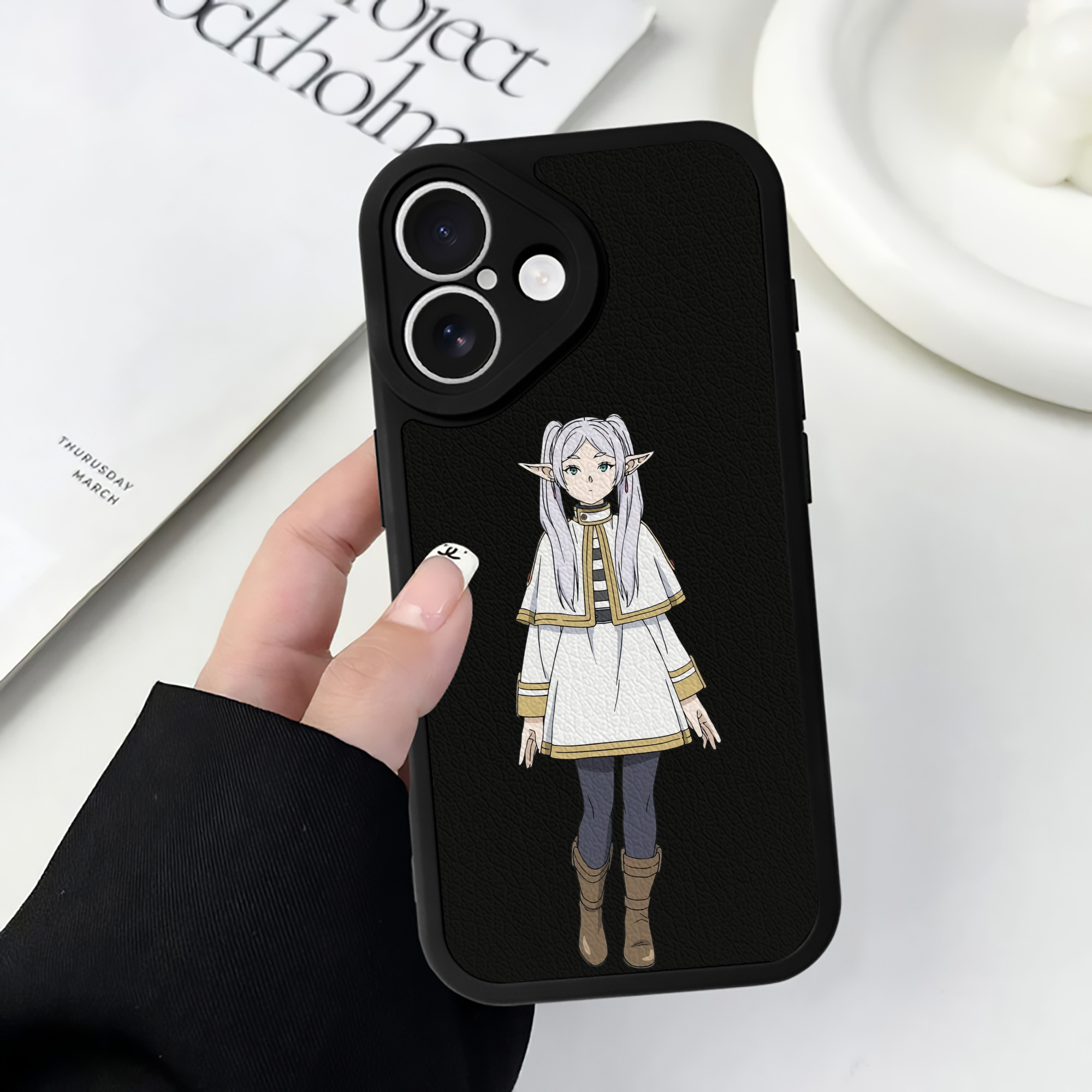 （画像用） 葬送のフリーレン Frieren 【iPhone 16シリーズ対応】シリコンスマホケース（レザー調） 材質：シリコン